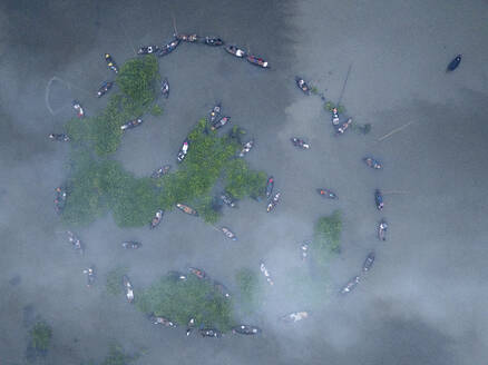 Luftaufnahme eines Winterfischereifestes an einem schönen See, Division Rajshahi, Bangladesch. - AAEF28030