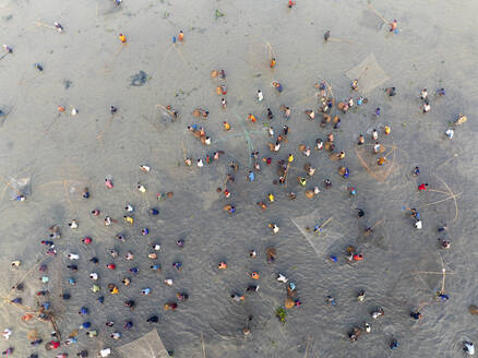 Luftaufnahme des traditionellen Fischerfestes an einem Wintersee, Division Rajshahi, Bangladesch. - AAEF28033
