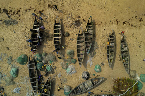Luftaufnahme eines Fischerdorfs an der Küste des Staates Lagos, Nigeria. - AAEF28037