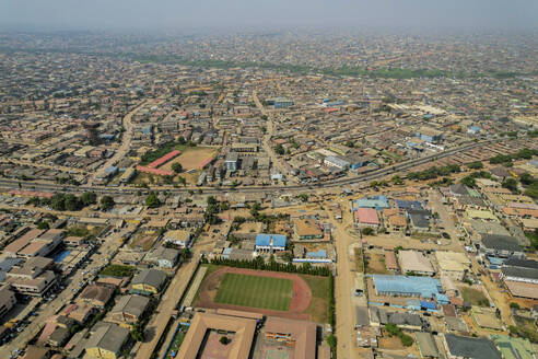 Luftaufnahme der Stadt Lagos mit ausgedehnter Dachbebauung, Bundesstaat Lagos, Nigeria. - AAEF28047