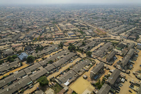 Luftaufnahme eines bebauten Wohnviertels im Bundesstaat Lagos, Nigeria. - AAEF28048