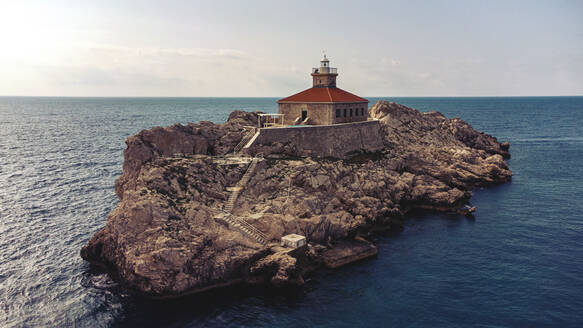 Luftaufnahme des Grebeni-Leuchtturms in Dubrovnik, Kroatien, per Drohne. - AAEF28057