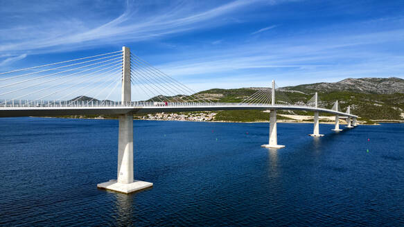 Drohnenansicht der Peljesac-Brücke, Kroatien. - AAEF28060