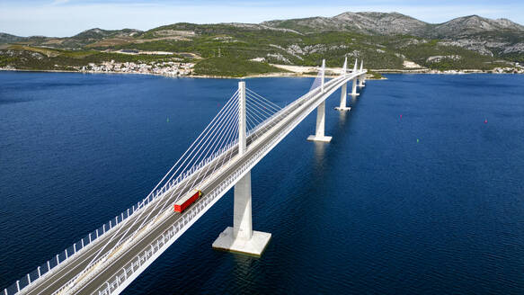 Drohnenansicht der Peljesac-Brücke, Kroatien. - AAEF28062