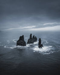 Luftaufnahme der Reynisdrangar-Meeresstapel in der Nähe von Vik, Island. - AAEF28077