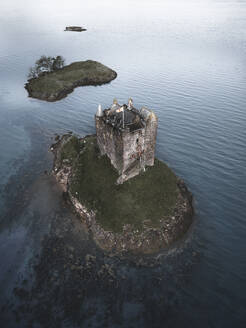 Luftaufnahme von Castle Stalker, Argyll, Schottland. - AAEF28079