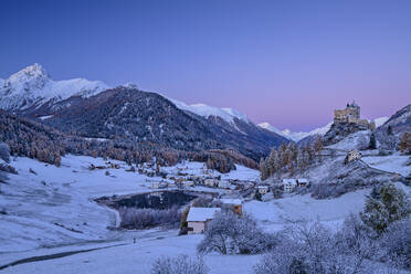 Schloss Tarasp und See bei den Sesvenna Alpen in der Morgendämmerung, Unterengadin, Engadin, Graubünden, Schweiz - ANSF00790