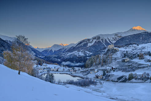 Schloss und See bei den Silvretta-Alpen im Morgengrauen, Unterengadin, Engadin, Graubünden, Schweiz - ANSF00791