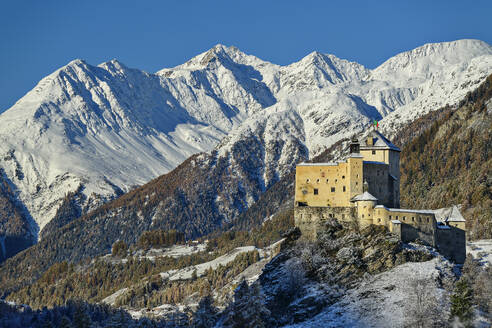 Schloss Tarasp bei den schneebedeckten Silvretta-Alpen, Tarasp, Unterengadin, Engadin, Graubünden, Schweiz - ANSF00793