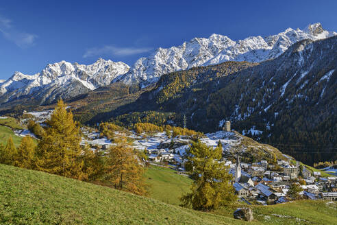 Dorf Ardez bei den Sesvenna Alpen an einem sonnigen Tag, Unterengadin, Engadin, Graubünden, Schweiz - ANSF00800