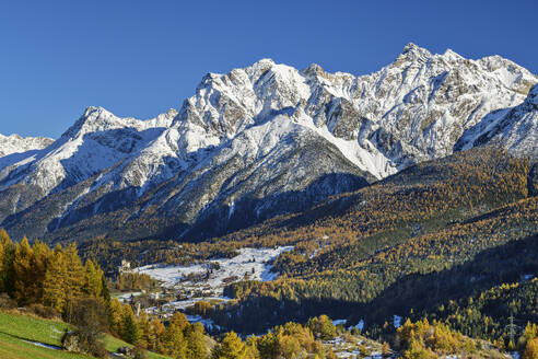 Schneebedeckte Berge mit grünen Bäumen an einem sonnigen Tag, Ardez, Unterengadin, Engadin, Graubünden, Schweiz - ANSF00801