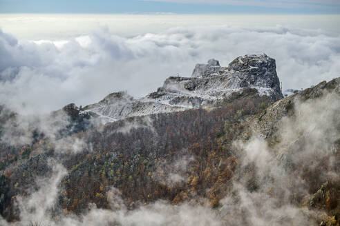 Steinbruch am Monte delle Tavole inmitten von Wolken, Apuanische Alpen, Toskana, Italien - ANSF00806