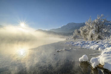 Nebel über dem Kochelsee nahe der bayerischen Alpen bei Sonnenaufgang, Oberbayern, Bayern, Deutschland - ANSF00813