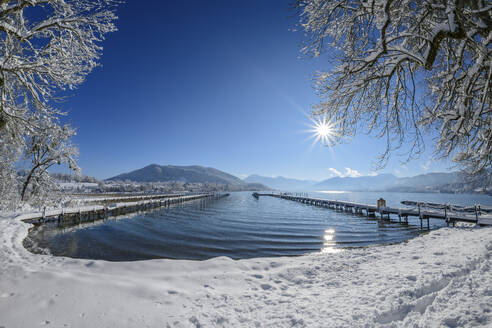 Jetty on Lake Tegernsee near Bavarian Alps in winter, Upper Bavaria, Bavaria, Germany - ANSF00817