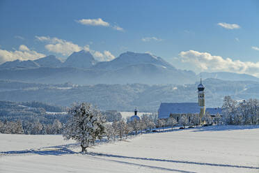 Kirche Wilparting inmitten von Bäumen nahe der bayerischen Alpen im Winter, Irschenberg, Oberbayern, Bayern, Deutschland - ANSF00818