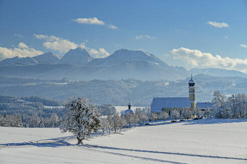Kirche Wilparting inmitten von Bäumen nahe der bayerischen Alpen im Winter, Irschenberg, Oberbayern, Bayern, Deutschland - ANSF00818