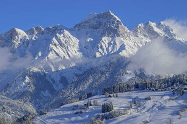 Schneebedeckte Landschaft mit Selbhorn in den Berchtesgadener Alpen an einem sonnigen Tag, Schwalbenwand, Dientener Berge, Salzburg, Österreich - ANSF00819