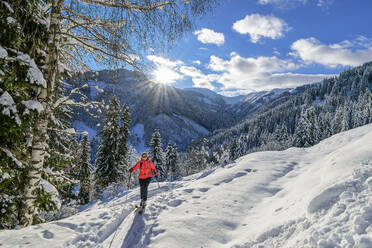 Ältere Frau beim Skifahren im Schnee, Schwalbenwand, Dientener Berge, Salzburg, Österreich - ANSF00820