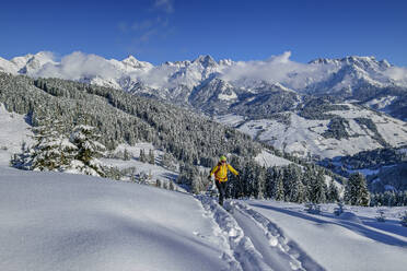 Ältere Frau beim Skifahren auf der Schwalbenwand in den Berchtesgadener Alpen, Dientener Berge, Salzburg, Österreich - ANSF00824