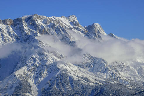 Schneebedeckter Hochkönig in den Berchtesgadener Alpen mit Wolken, Dientener Berge, Salzburg, Österreich - ANSF00825