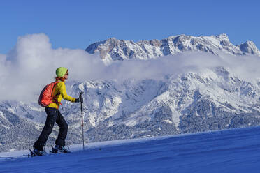 Frau beim Skifahren auf der Schwalbenwand in den Berchtesgadener Alpen, Dientener Berge, Salzburg, Österreich - ANSF00828