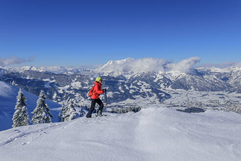 Ältere Frau beim Skifahren auf der Schwalbenwand bei den Leoganger Steinbergen, Dientener Berge, Salzburg, Österreich - ANSF00829