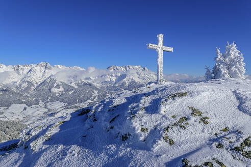 Verschneites Kreuz an der Schwalbenwand in den Berchtesgadener Alpen an einem sonnigen Tag, Dientener Berge, Salzburg, Österreich - ANSF00830