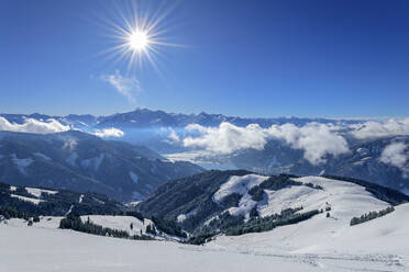 Bergketten mit schneebedeckter Landschaft von der Schwalbenwand aus gesehen, Dientener Berge, Salzburg, Österreich - ANSF00833