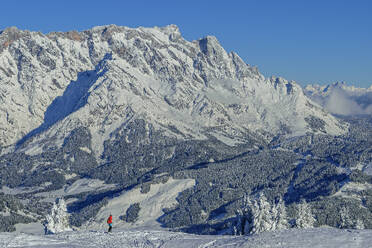 Frau beim Skilanglauf auf der Schwalbenwand in den Berchtesgadener Alpen im Winter an einem sonnigen Tag, Dientener Berge, Salzburg, Österreich - ANSF00835