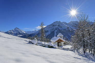 Verschneite Barbarakapelle bei den Zillertaler Alpen an einem sonnigen Tag, Rastkogel, Tuxer Alpen, Tirol, Österreich - ANSF00837