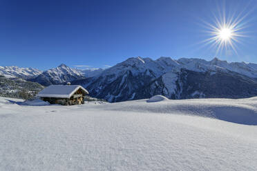 Verschneite Hütte am Rastkogel in den Zillertaler Alpen an einem sonnigen Tag, Tuxer Alpen, Tirol, Österreich - ANSF00841