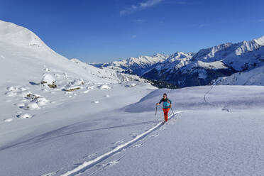 Ältere Frau beim Skifahren auf dem Junsjoch, Tuxer Alpen, Tirol, Österreich - ANSF00848