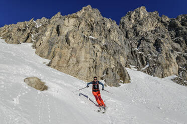 Ältere Frau beim Skifahren auf der Abfahrt vom Hölltörl, Grünstein, Mieming-Gebirge, Tirol, Österreich - ANSF00856
