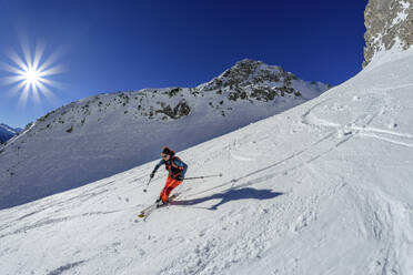 Frau beim Skilanglauf auf dem schneebedeckten Hölltörl, Grünstein, Mieming-Gebirge, Tirol, Österreich - ANSF00857