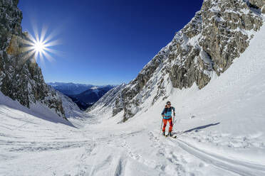 Frau beim Skilanglauf auf der Grünsteinscharte am Grunstein, Mieming-Gebirge, Tirol, Österreich - ANSF00859