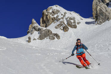 Frau beim Skilanglauf auf der Grünsteinscharte am Grunstein, Mieming-Gebirge, Tirol, Österreich - ANSF00860