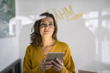 Kreative Geschäftsfrau mit Tablet-PC im Büro - KNSF10159