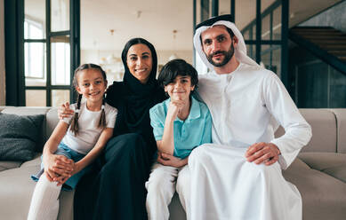 Traditionelle arabische Familie aus Dubai, die gemeinsam Zeit zu Hause verbringt. Konzept über, emiratische Kultur, Elternschaft, Adoption und Familienleben - DMDF11288