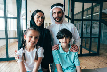 Traditionelle arabische Familie aus Dubai, die gemeinsam Zeit zu Hause verbringt. Konzept über, emiratische Kultur, Elternschaft, Adoption und Familienleben - DMDF11291