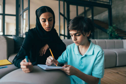 Traditionelle arabische Familie aus Dubai, die gemeinsam Zeit zu Hause verbringt. Konzept über, emiratische Kultur, Elternschaft, Adoption und Familienleben - DMDF11298