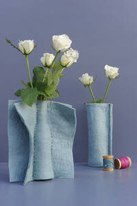 Weiße Rosen in filzüberzogenen Vasen - GISF01045