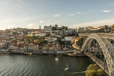 Portugal, Nordportugal, Porto, Fluss Douro und Arrabida-Brücke - JMF00653