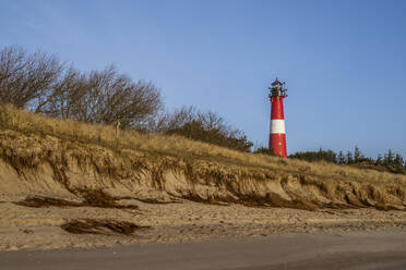 Deutschland, Schleswig-Holstein, Hornum, Strand auf der Insel Sylt mit Leuchtturm im Hintergrund - KEBF02854