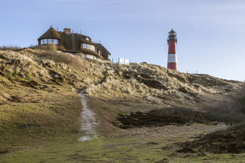 Deutschland, Schleswig-Holstein, Hornum, Villa neben dem Leuchtturm auf Sylt - KEBF02856