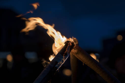 Nahaufnahme eines brennenden Lagerfeuers bei Nacht - KEBF02857