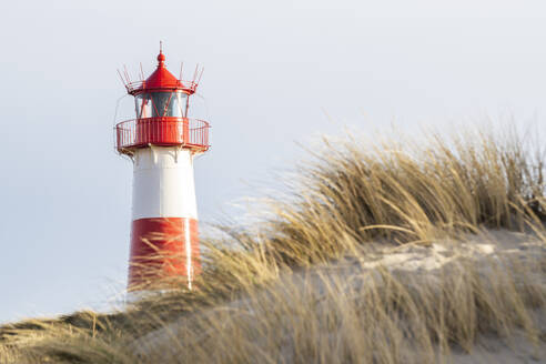 Germany, Schleswig-Holstein, List, List Ost lighthouse with grassy dune in foreground - KEBF02860