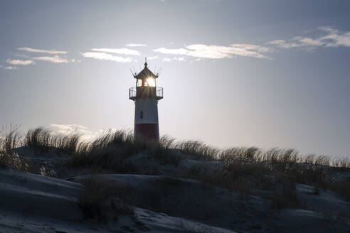 Deutschland, Schleswig-Holstein, List, Leuchtturm List Ost bei Sonnenuntergang - KEBF02861