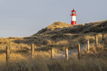 Deutschland, Schleswig-Holstein,Deutschland, Schleswig-Holstein, List, Strandwanderweg mit Leuchtturm List Ost im Hintergrund - KEBF02862