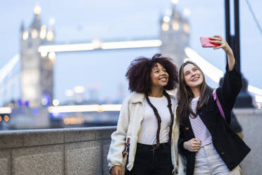 Glückliche Freunde machen ein Selfie vor der Tower Bridge in London, England, UK - WPEF08681