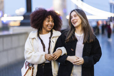 Happy friends enjoying together in city at dusk - WPEF08685